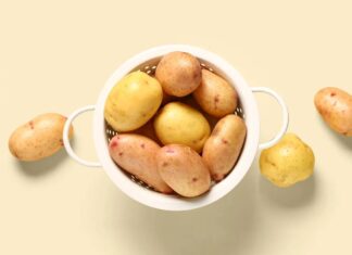 Nếu củ khoai trở nên mềm nhũn, nhăn nheo hoặc có mùi mốc, đó là lúc bạn nên loại bỏ