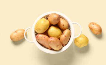 Nếu củ khoai trở nên mềm nhũn, nhăn nheo hoặc có mùi mốc, đó là lúc bạn nên loại bỏ