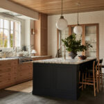 Trước khi quyết định bố cục, hãy nghĩ xem có bao nhiêu người sẽ sử dụng bếp thường xuyên