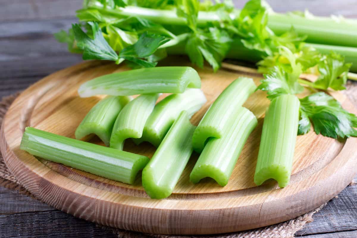 Trong trường hợp bạn có quá nhiều cần tây và không kịp dùng hết, đông lạnh là một lựa chọn