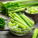 Cách tốt nhất là bảo quản cần tây trong ngăn mát tủ lạnh, nơi có nhiệt độ ổn định