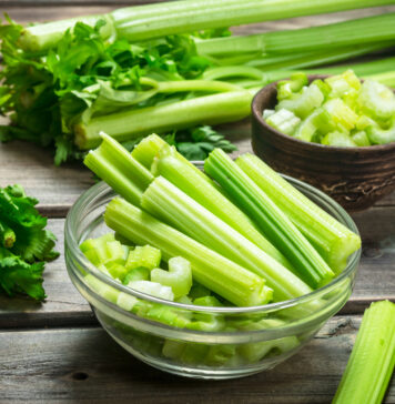 Cách tốt nhất là bảo quản cần tây trong ngăn mát tủ lạnh, nơi có nhiệt độ ổn định
