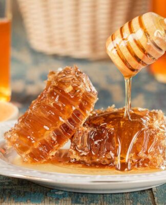 Mật ong nổi tiếng là một trong những thực phẩm có độ bền tự nhiên cao nhất