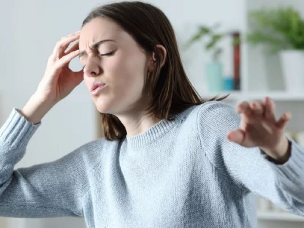 Chóng mặt khi đứng dậy: Dấu hiệu bình thường hay cảnh báo sức khỏe cần lưu ý?