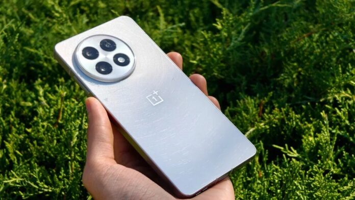 Điện thoại OnePlus 13R (Ảnh: Internet)