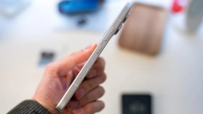 Các nút bên hông của điện thoại HONOR 600 (Ảnh: Internet)