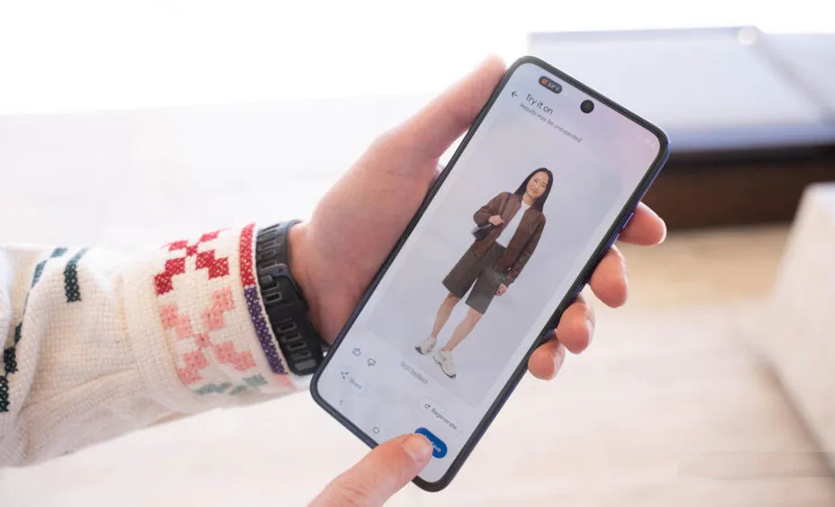 Tính năng Google Photos Wardrobe trên điện thoại Motorola Razr Ultra 2026 (Ảnh: Internet)