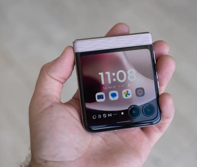 Điện thoại Motorola Razr 2026 mẫu cơ bản (Ảnh: Internet)
