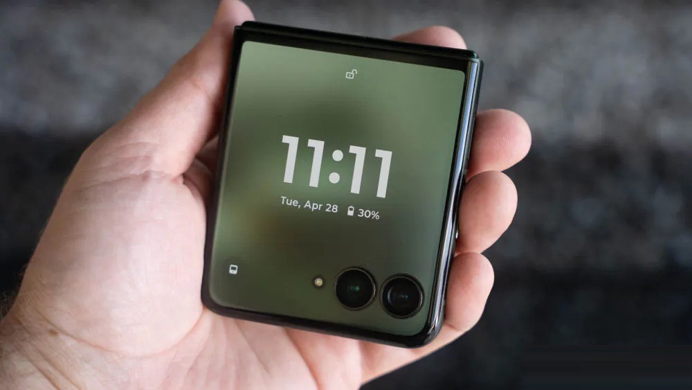 Điện thoại Motorola Razr Plus 2026 (Ảnh: Internet)