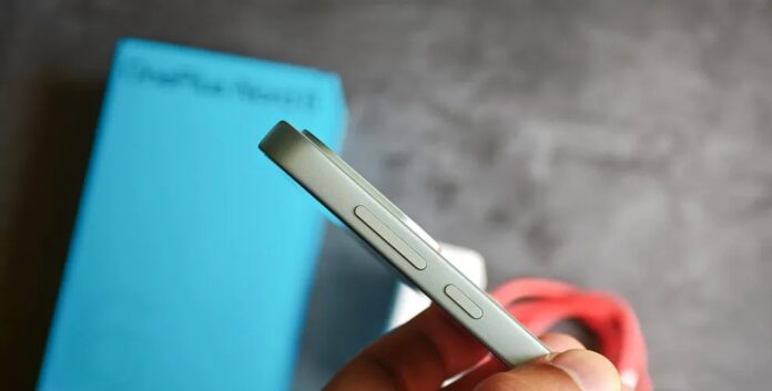 Nút nguồn và âm lượng của OnePlus Nord 6 (Ảnh: Internet)