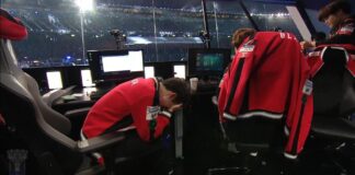 Faker ôm mặt khóc sau trận thua chóng vánh trước SSG. Ảnh: internet