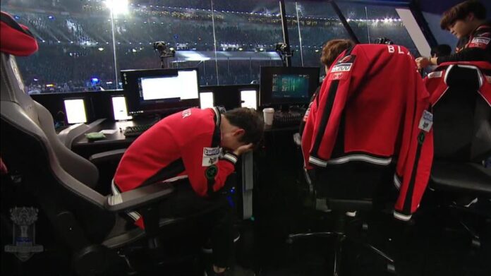 Faker ôm mặt khóc sau trận thua chóng vánh trước SSG. Ảnh: internet