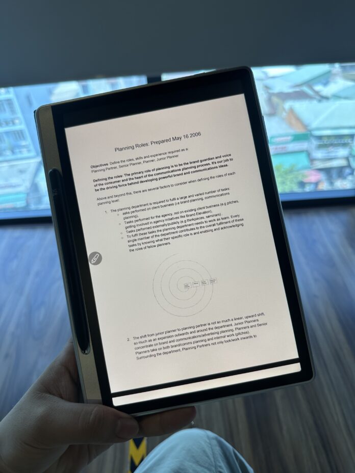 Màn hình 1920 × 1200 sắc nét, màu sắc sống động, dễ nhìn và thân thiện với mắt (Ảnh: Internet)