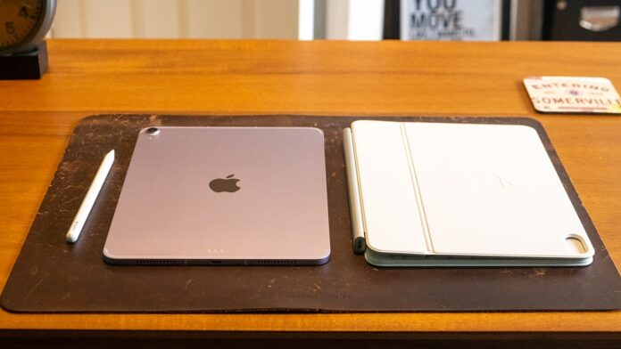 iPad Air M4 với bút cảm ứng Apple Pencil Pro và bàn phím Magic Keyboard (Ảnh: Internet)