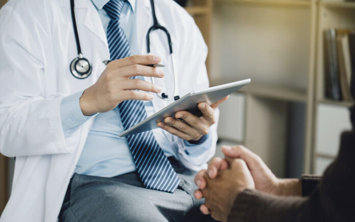 Tùy vào nguyên nhân, cách điều trị chứng chóng mặt khi đứng dậy sẽ khác nhau