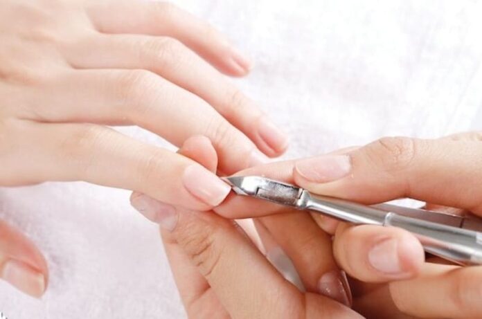Để móng "nghi" là lúc bạn nên tập trung phục hồi và nuôi dưỡng móng từ bên trong lẫn bên ngoài