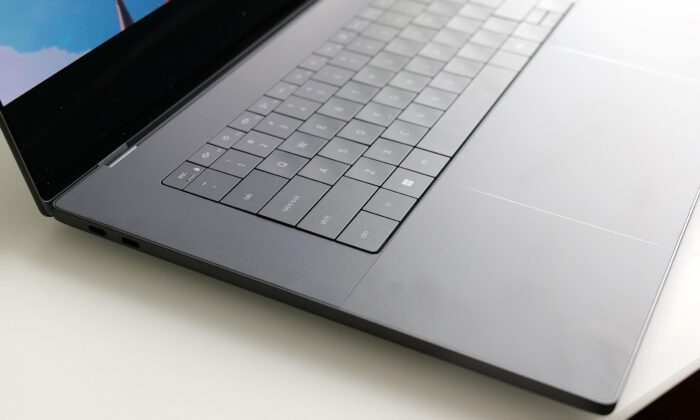 Laptop XPS 16 được trang bị loa âm thanh nổi hướng lên trên mạnh mẽ (Ảnh: Internet)