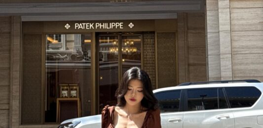Nữ MC diện váy xỏe dạo phố. Ảnh: internet