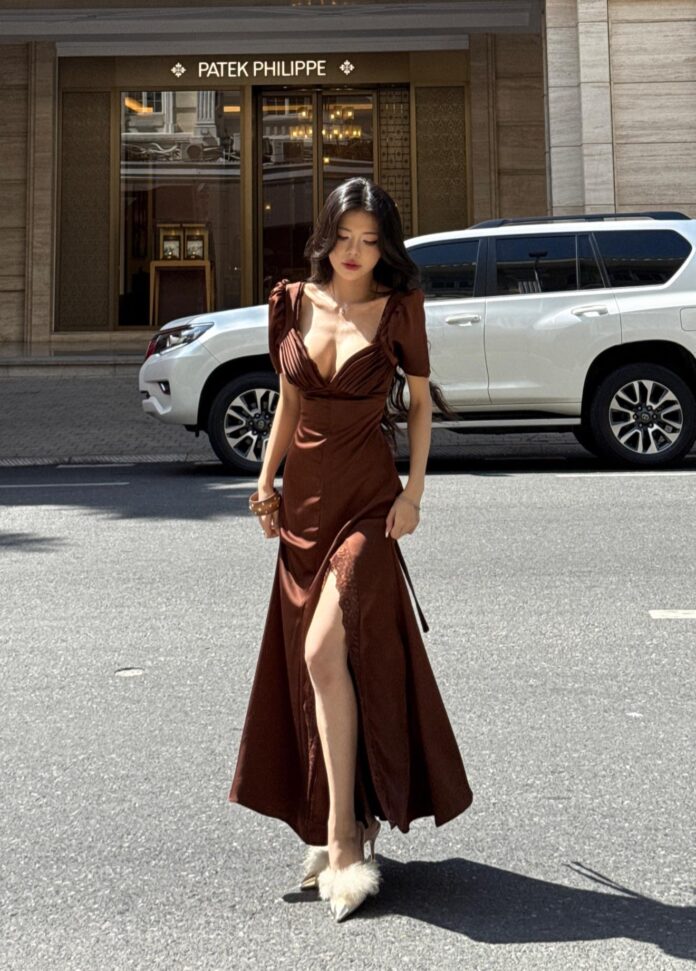 Nữ MC diện váy xỏe dạo phố. Ảnh: internet