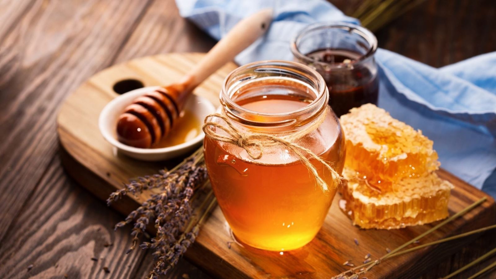 Để mật ong giữ được độ ngon và ổn định lâu dài, nguyên tắc quan trọng nhất là giữ kín và tránh ẩm