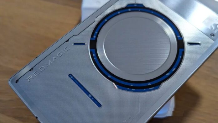 Điện thoại REDMAGIC với hệ thống làm mát bằng chất lỏng (Ảnh: Internet)