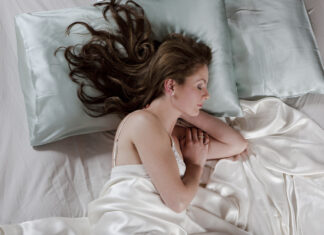 Việc có hay không mặc đồ khi đi ngủ