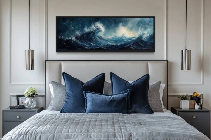 Một bức tranh lớn mang sắc xanh dương đậm có thể trở thành tâm điểm cho cả căn phòng
