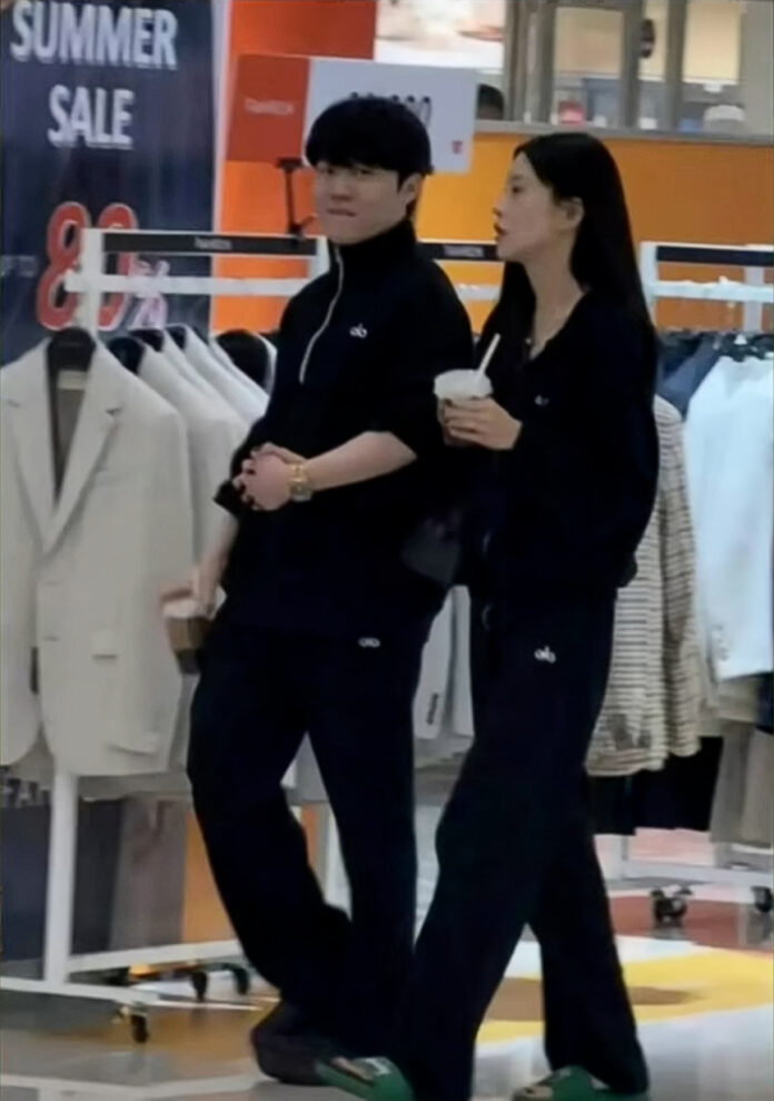 Rookie tay trong tay với tình mới. Ảnh: Internet