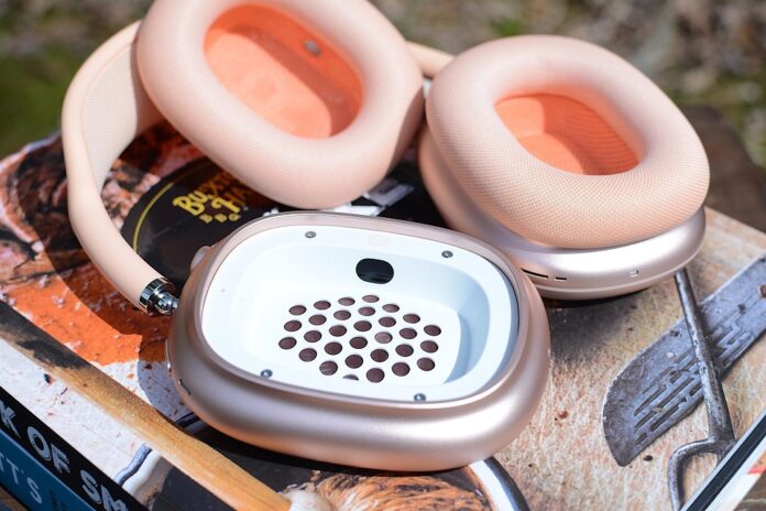 Giống như thế hệ trước, miếng đệm tai của AirPods Max 2 có thể thay thế được (Ảnh: Internet)