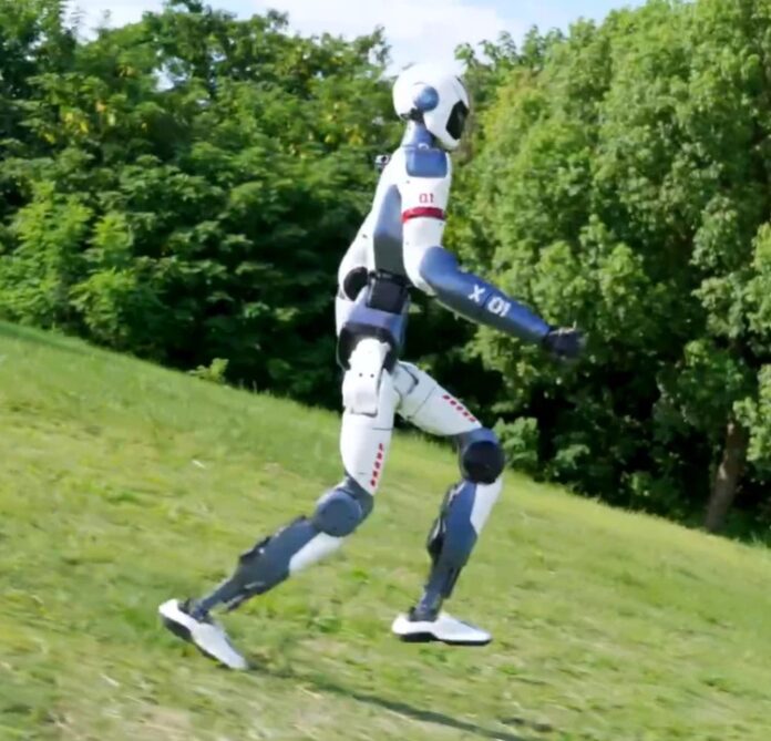 R1 tập trung vào khả năng vận động, có thể nhào lộn, chạy và tự đứng dậy, đặt nền tảng cho các ứng dụng phức tạp hơn (Ảnh: Internet)