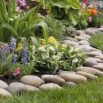 8 ý tưởng viền vườn tiết kiệm giúp luống hoa thêm nổi bật và tinh tế Viền vườn bằng đá cuội