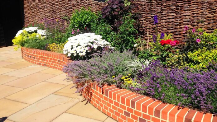 Viền vườn bằng gạch xây