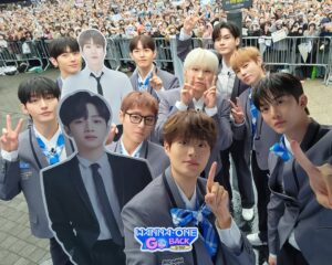 Wanna One tái hợp sau 7 năm, người hâm mộ “đội mưa” tham dự