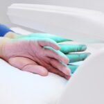 Với những trường hợp vảy nến từ trung bình đến nặng, liệu pháp ánh sáng có thể mang lại hiệu quả đáng kể