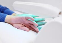 Với những trường hợp vảy nến từ trung bình đến nặng, liệu pháp ánh sáng có thể mang lại hiệu quả đáng kể
