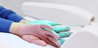 Với những trường hợp vảy nến từ trung bình đến nặng, liệu pháp ánh sáng có thể mang lại hiệu quả đáng kể