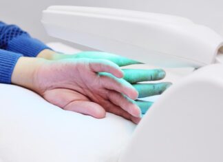 Với những trường hợp vảy nến từ trung bình đến nặng, liệu pháp ánh sáng có thể mang lại hiệu quả đáng kể