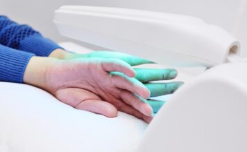 Với những trường hợp vảy nến từ trung bình đến nặng, liệu pháp ánh sáng có thể mang lại hiệu quả đáng kể