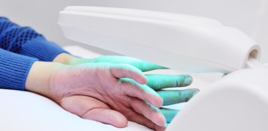 Với những trường hợp vảy nến từ trung bình đến nặng, liệu pháp ánh sáng có thể mang lại hiệu quả đáng kể