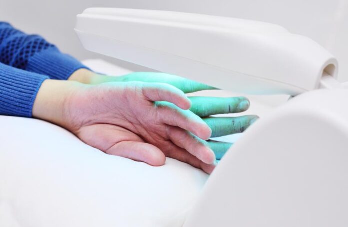 Với những trường hợp vảy nến từ trung bình đến nặng, liệu pháp ánh sáng có thể mang lại hiệu quả đáng kể
