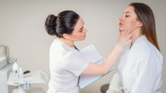 Khi gặp các triệu chứng bất thường, bạn nên đến gặp bác sĩ da liễu