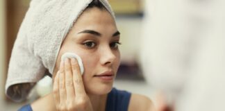 3 thành phần chăm sóc da không nên dùng chung với retinol nếu không muốn da bị kích ứng Buổi tối thường là thời điểm lý tưởng hơn để tẩy tế bào chết