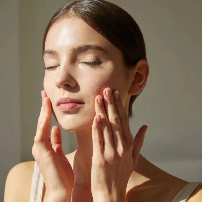 Trước sự thay đổi của mùa hay sự biến chuyển thời tiết, làn de sẽ có những thay đổi nhất định (Ảnh: Internet)