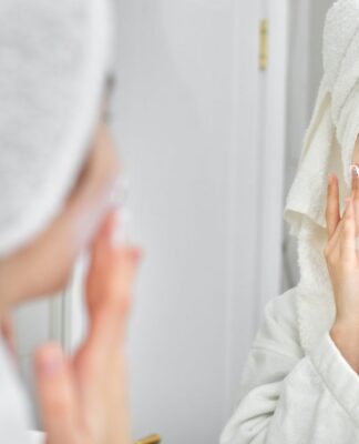 Tùy vào điều kiện thời tiết và tình trạng da, bạn nên điều chỉnh quy trình skincare sao cho phù hợp