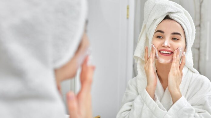 Tùy vào điều kiện thời tiết và tình trạng da, bạn nên điều chỉnh quy trình skincare sao cho phù hợp