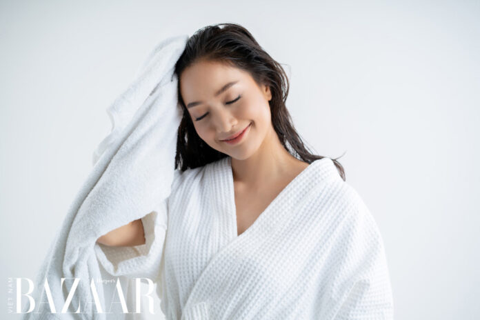 Thao tác nhẹ nhàng khi tóc còn ướt