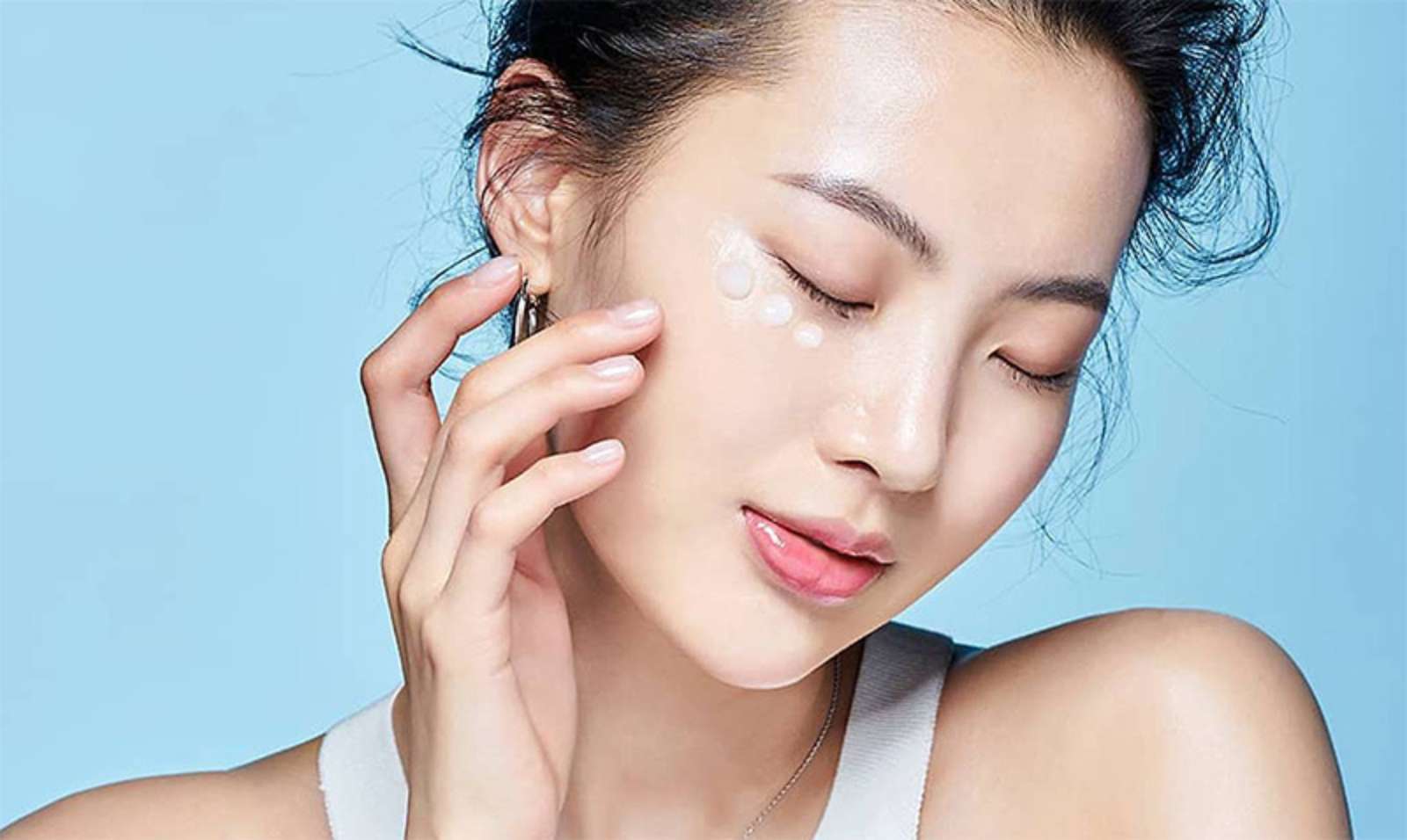 Thông thường, bạn nên dưỡng ẩm ít nhất hai lần mỗi ngày - vào buổi sáng và buổi tối sau khi rửa mặt