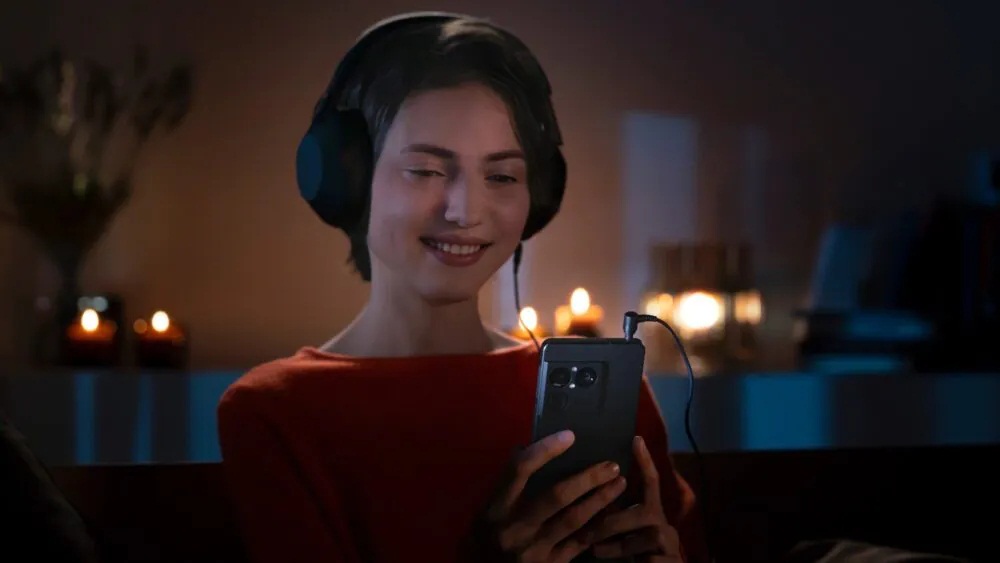 Điện thoại Xperia 1 VIII với tai nghe có dây (Ảnh: Internet)