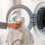 Một trong những bước quan trọng hính là giũ ga trải giường trước khi giặt