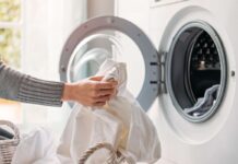 Một trong những bước quan trọng hính là giũ ga trải giường trước khi giặt